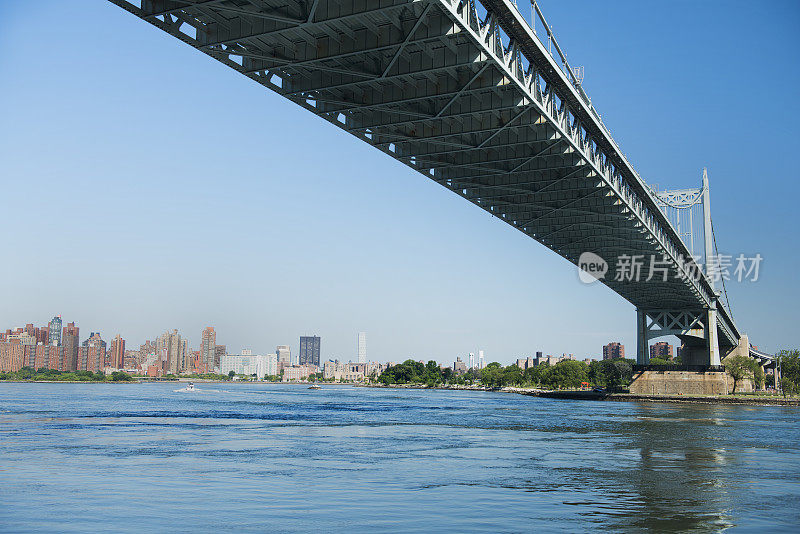 Triboro Bridge下的水